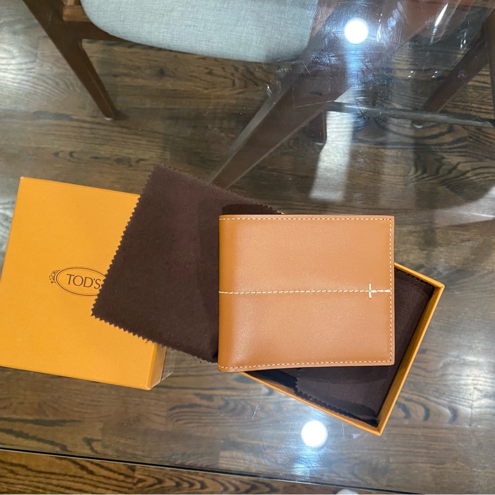 Tod’s wallet. Brown leather. Never used. In perfect condition.